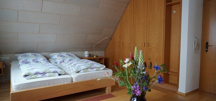 Kordowich__Sommerach_Schlafzimmer.JPG