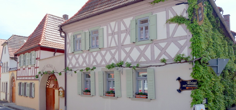 Haeckerstubn_Zang__Sommerach_Hausansicht.jpg
